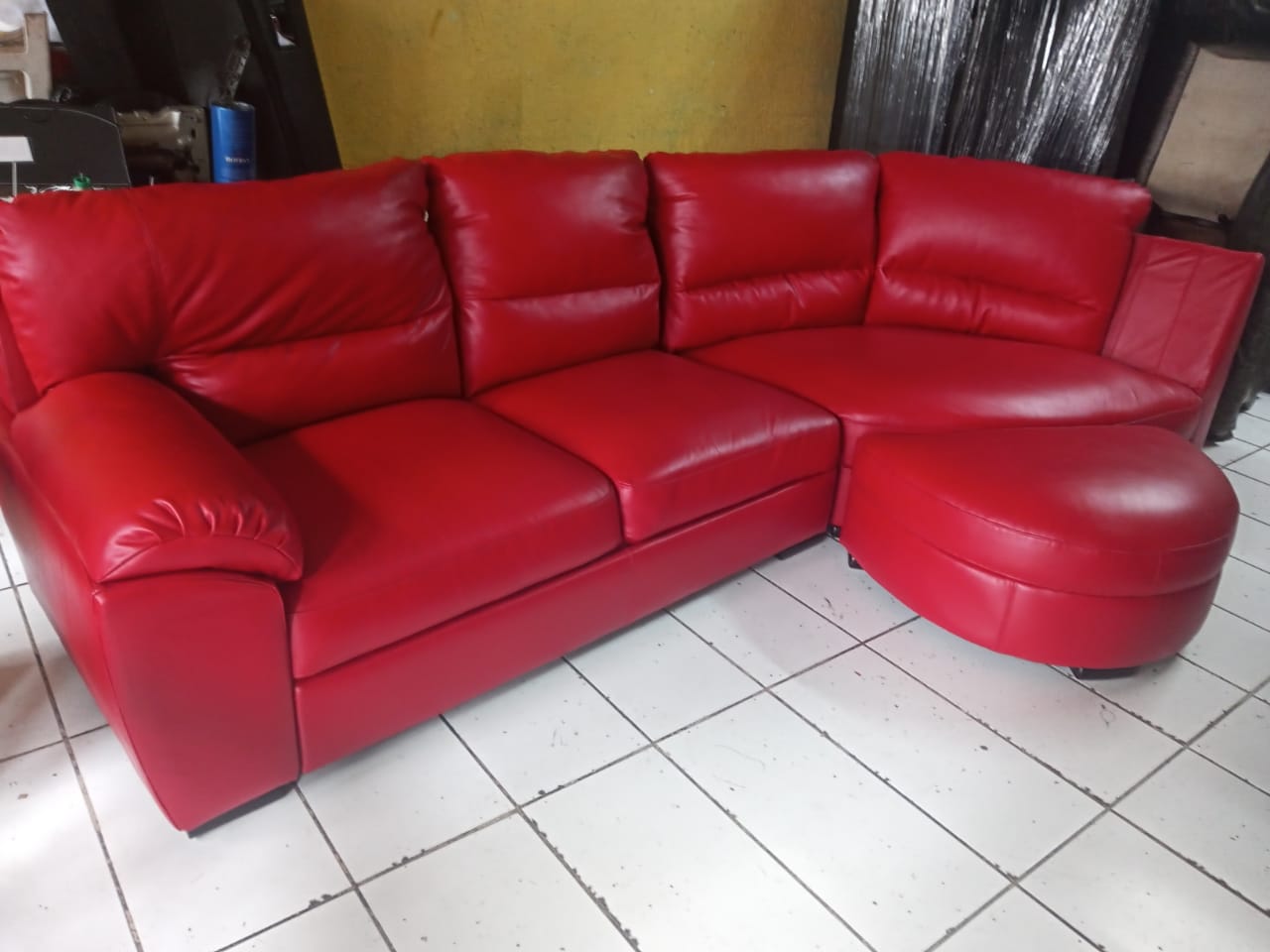 Sofa de cuero rojo